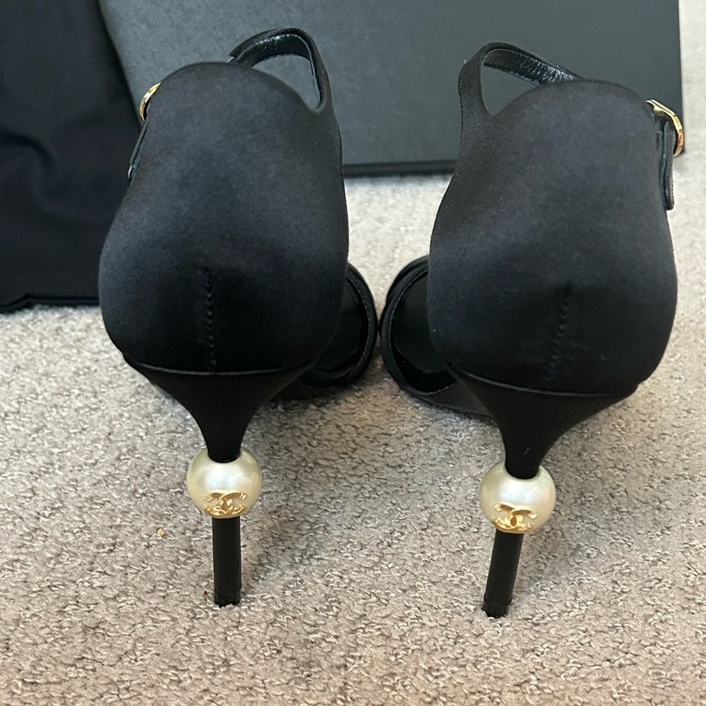 Chanel satin/leather pearl sandals NWT - Picture 4 of 11